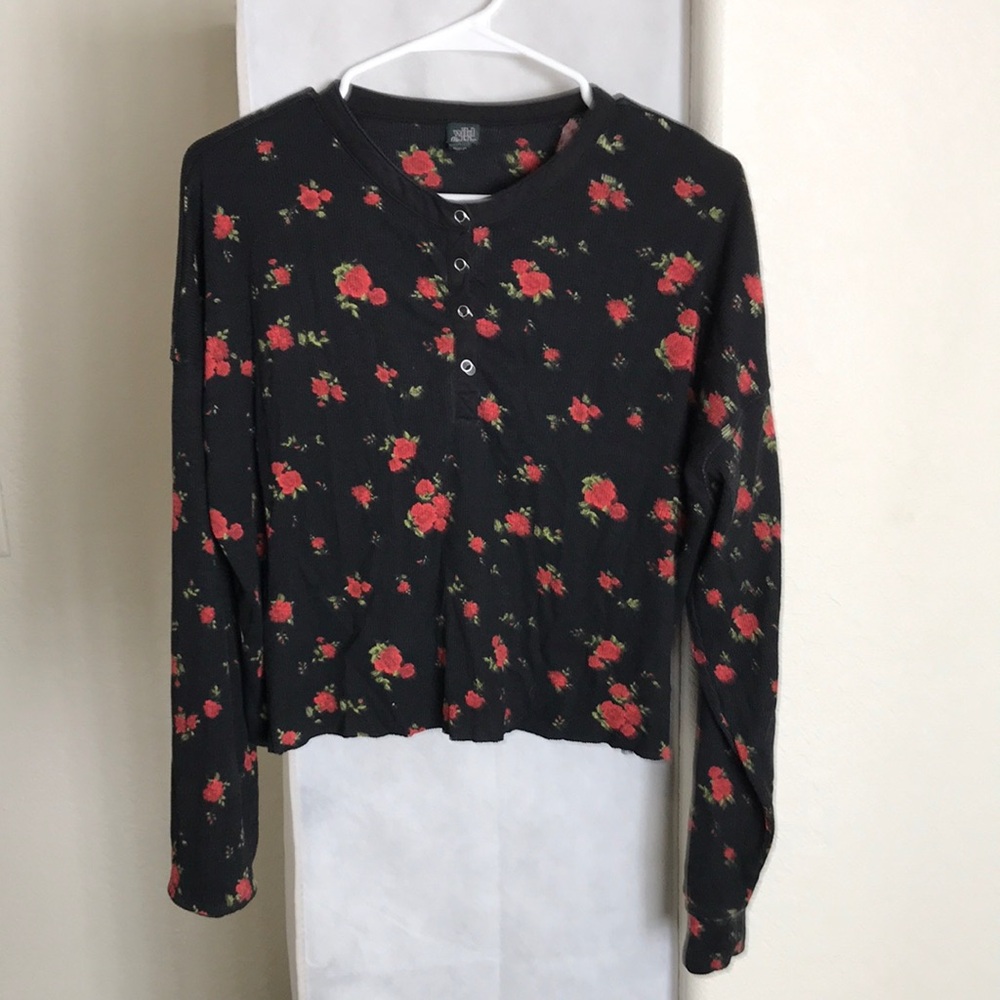 wild fable Black Long-Sleeve Cropped Henley with Red Floral Print